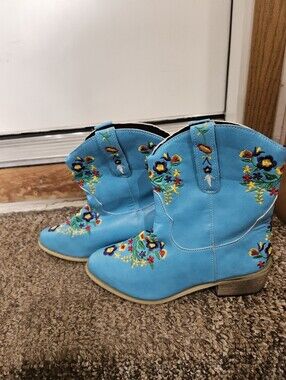 Turquoise Embroidered Western Ankle Boots Size 6.5